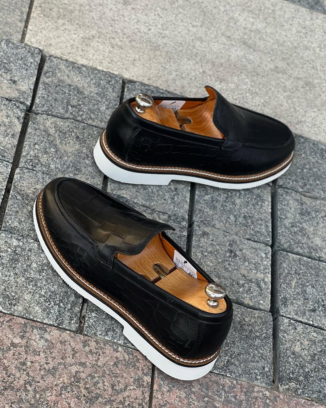 Men's casual textured leather shoes