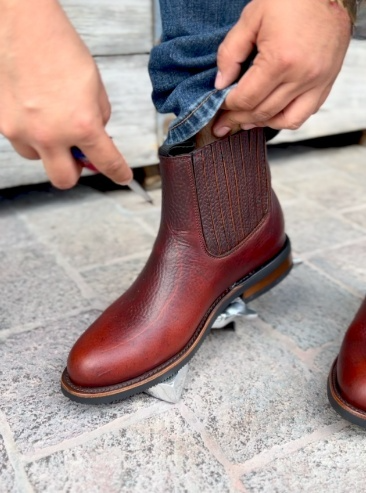 Wear-resistant and non-slip leather boots
