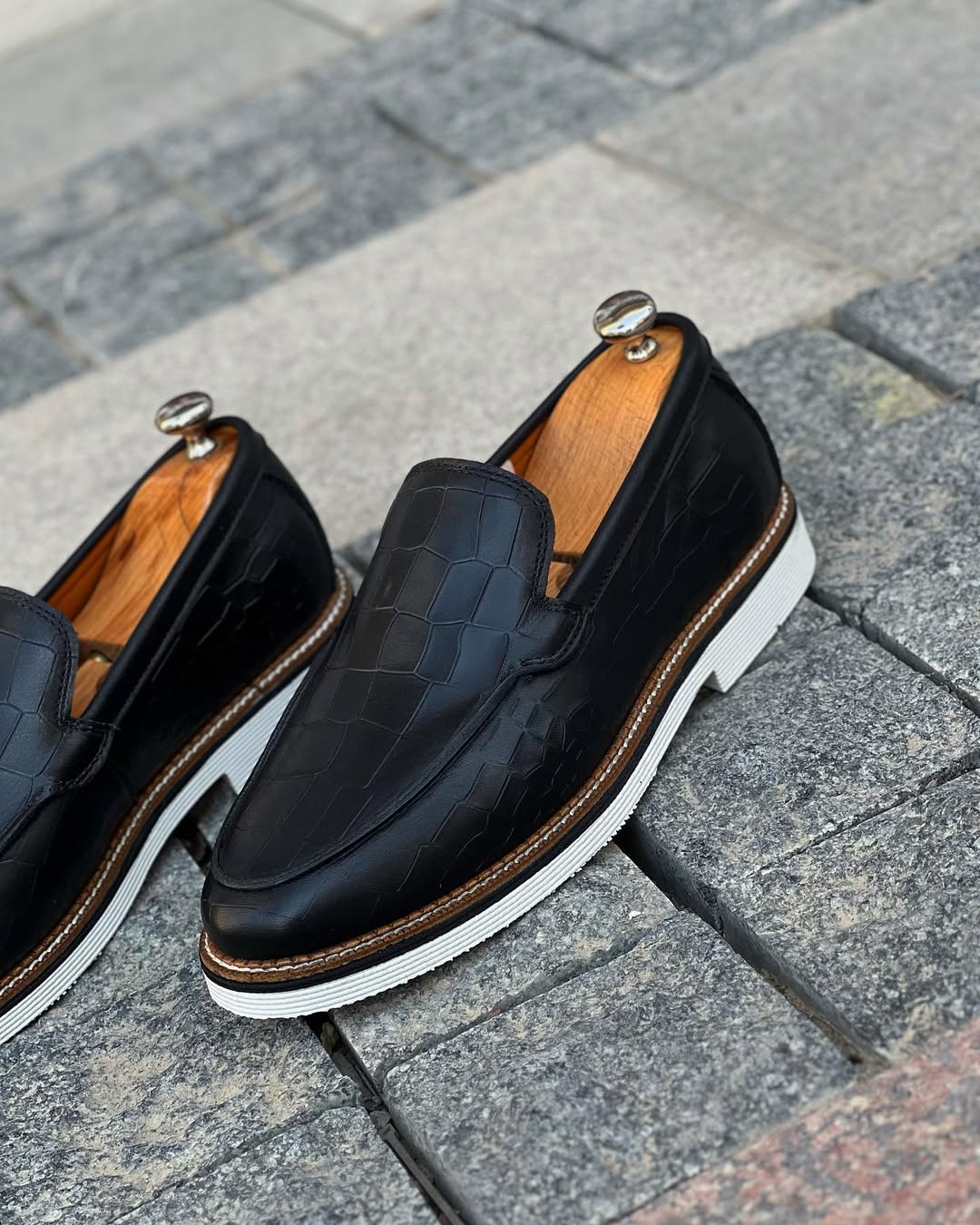 Men's casual textured leather shoes