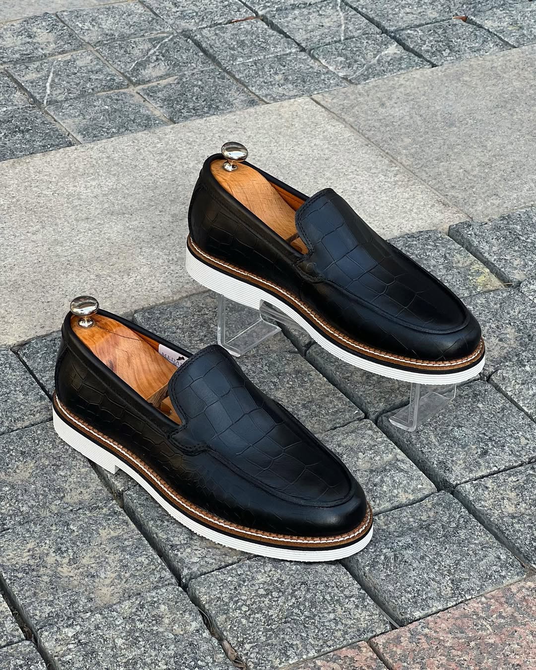 Men's casual textured leather shoes