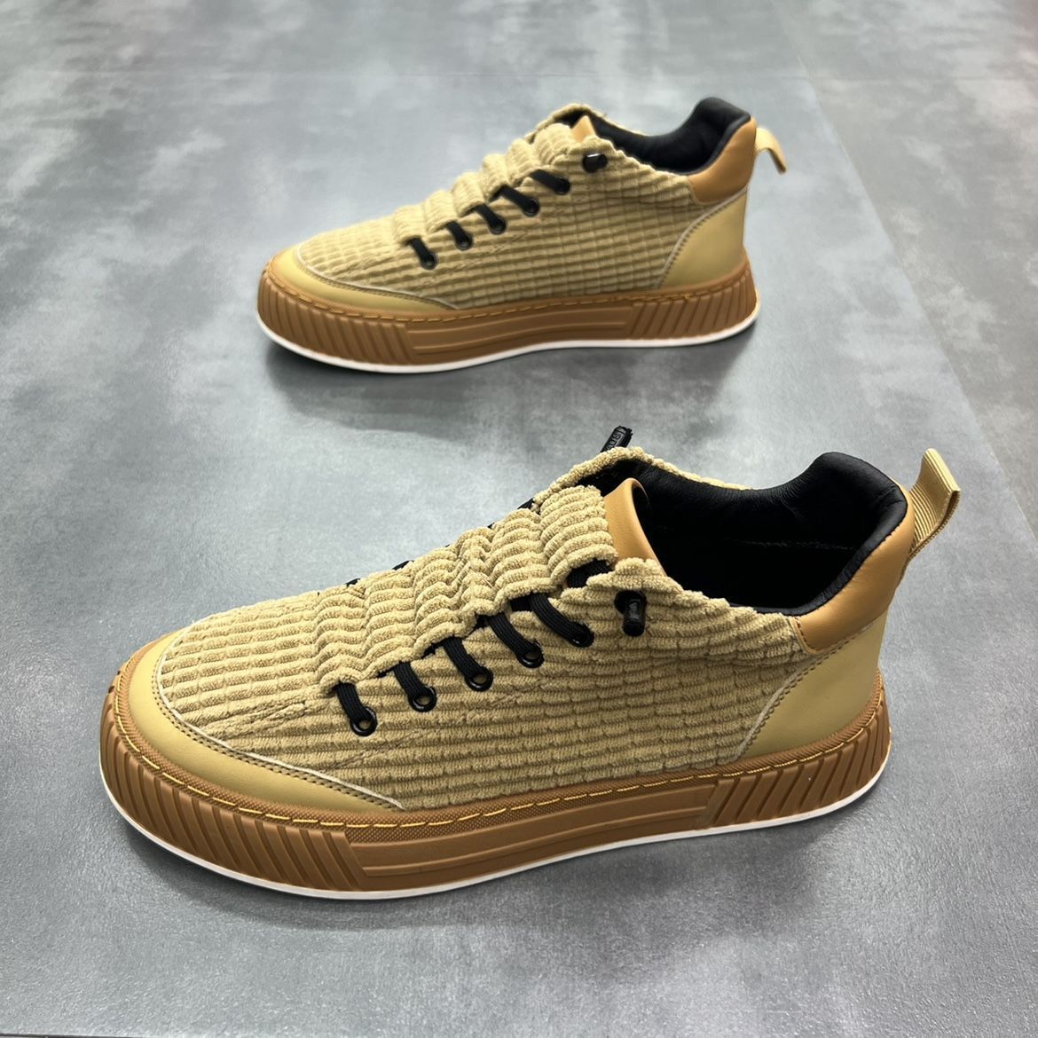 Men's casual slip-on shoes